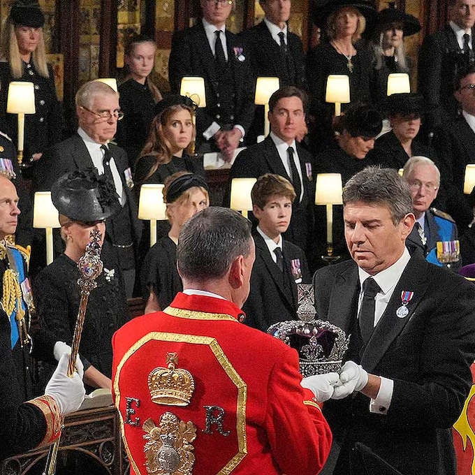 Así ha sido el emotivo momento en el que se ha retirado la corona, el cetro y el orbe del ataúd de Isabel II ante el rey Carlos
