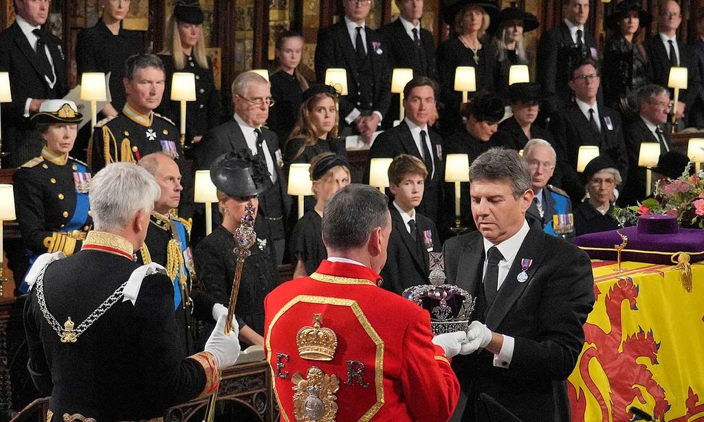 Así ha sido el emotivo momento en el que se ha retirado la corona, el cetro y el orbe del ataúd de Isabel II ante el rey Carlos