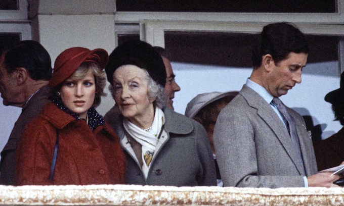 Lady Fermoy, junto a su nieta, Diana de Gales, y el Príncipe Carlos