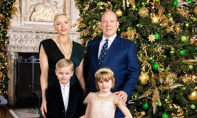 Alberto y Charlene de Mónaco posan junto a sus dos hijos en el espectacular christmas del Principado