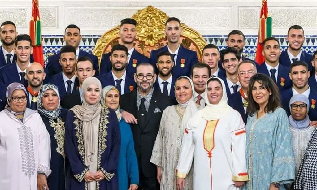 Mohamed VI recibe a los futbolistas de la selección marroquí junto a sus madres