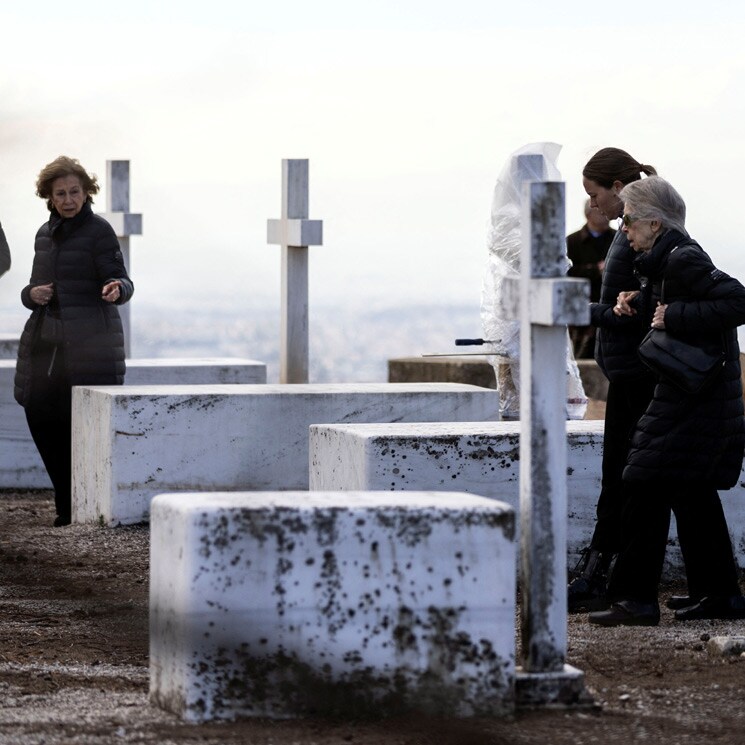 La reina Sofía y los hijos de Constantino de Grecia supervisan los trabajos en el cementerio de Tatoi antes del entierro