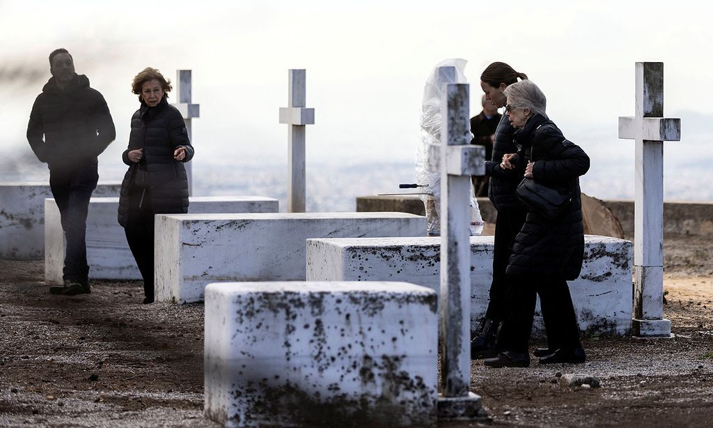 La reina Sofía y los hijos de Constantino de Grecia supervisan los trabajos en el cementerio de Tatoi antes del entierro