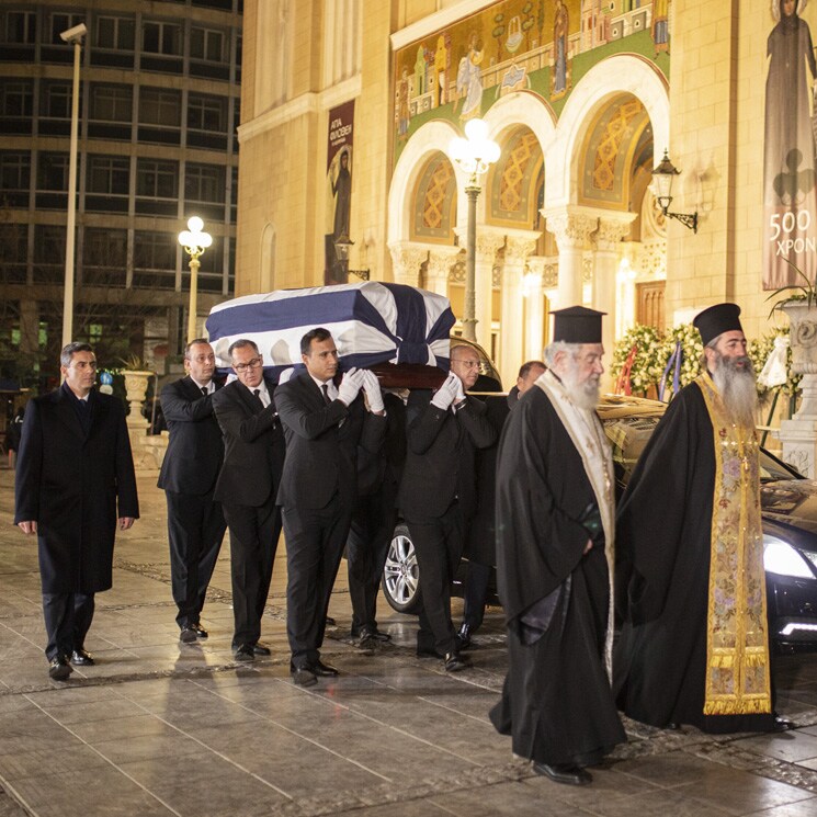 Los griegos despiden al rey Constantino en la capilla ardiente instalada antes del solemne funeral 