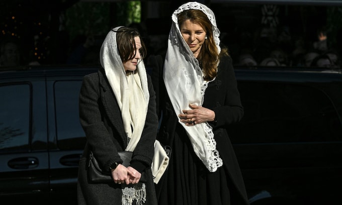 Noor de Jordania y su hija en el funeral del rey COnstantino