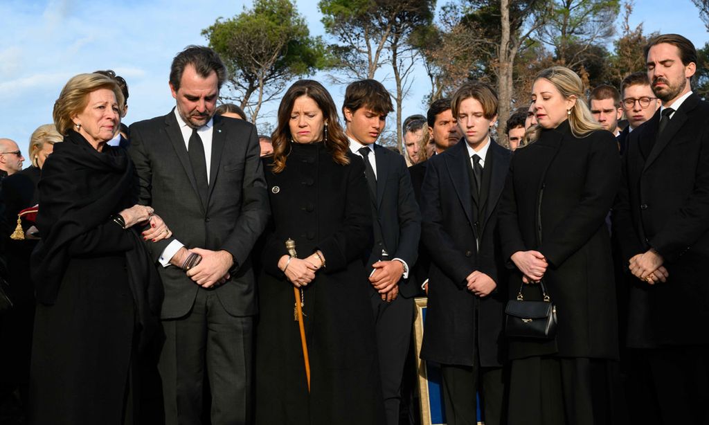 Nuevo homenaje al rey Constantino: la Familia Real griega acude a una misa de recuerdo