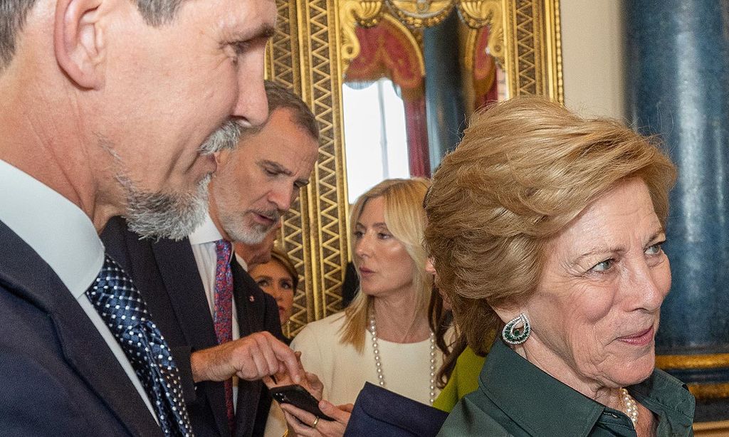 La buena sintonía de la reina Letizia y Marie Chantal, juntas y compartiendo fotos del móvil