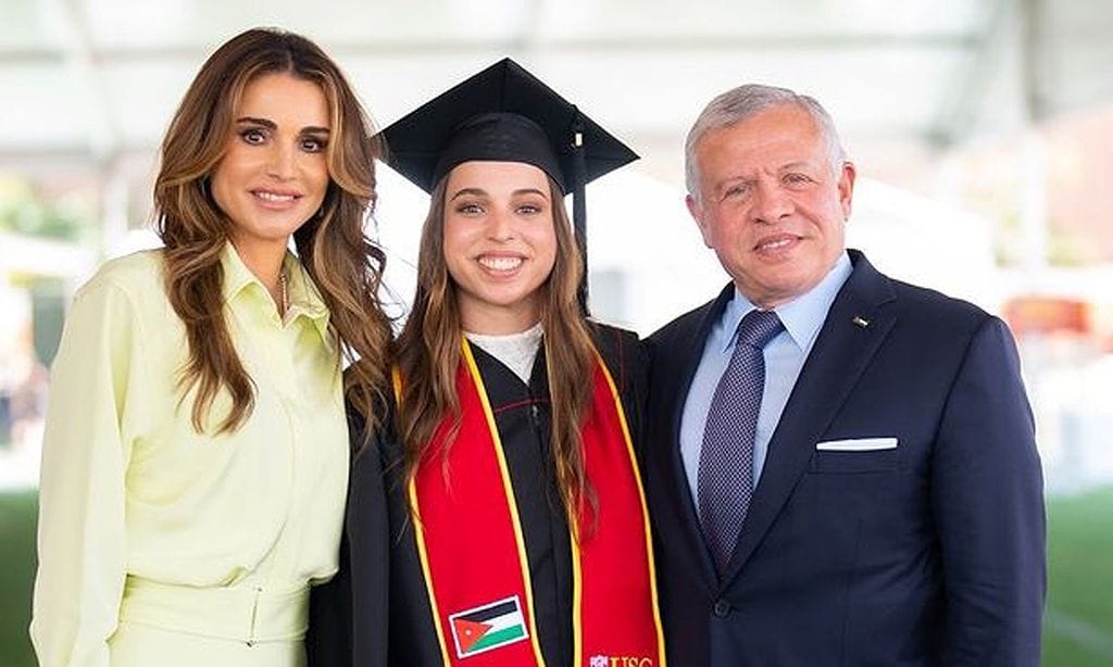 Rania de Jordania, una madre orgullosa en la graduación universitaria de su hija Salma