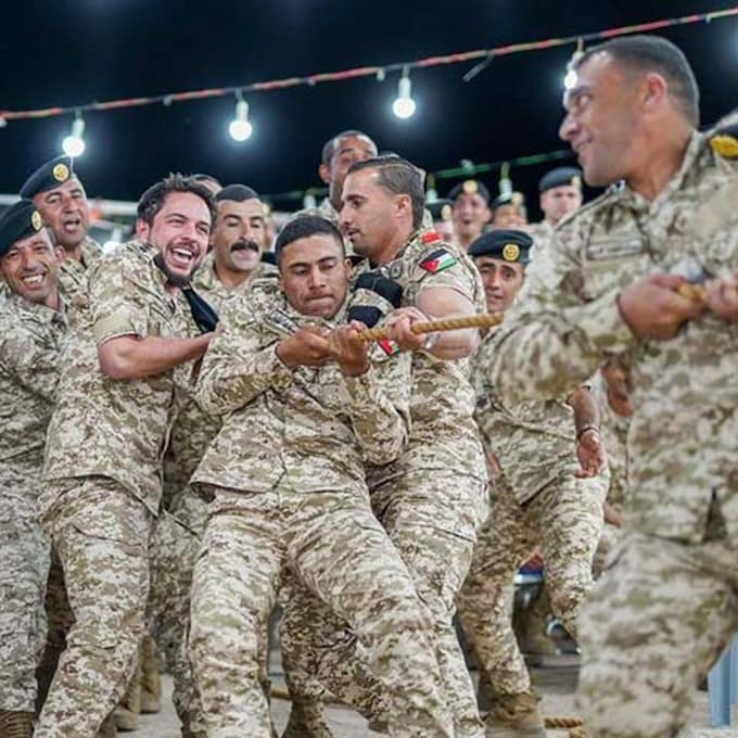 Hussein de Jordania despide la soltería vestido de militar con sus compañeros y su hermano pequeño 