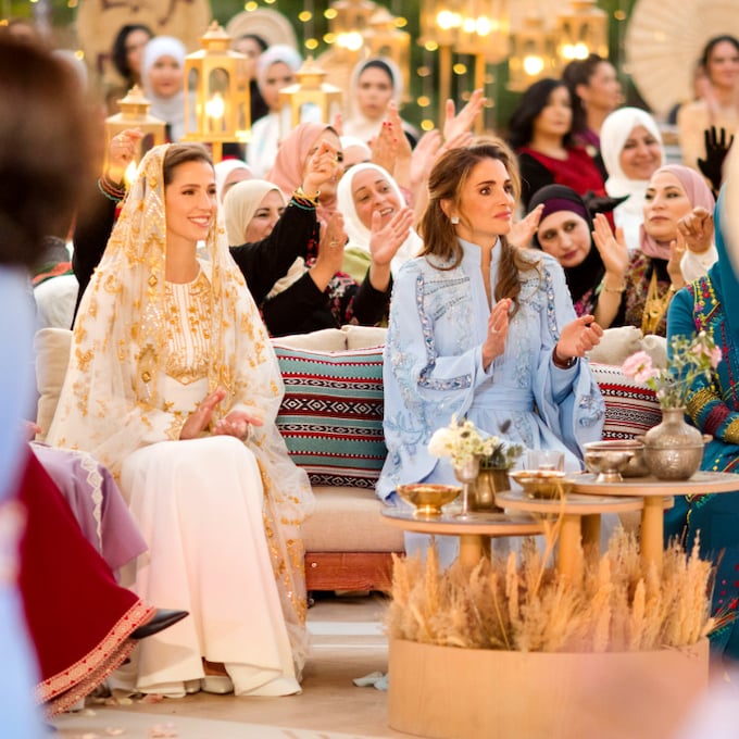 De los escenarios a la triple presencia española: todo lo que sabemos de la boda de Hussein de Jordania y Rajwa Al-Saif