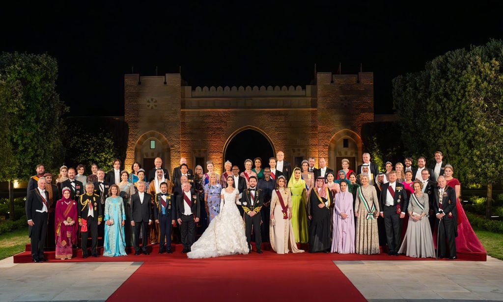 Los detalles de las nuevas fotos oficiales de la boda de Hussein y Rajwa de Jordania, con un nostálgico homenaje incluído