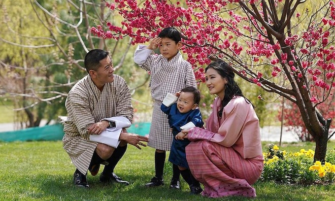 Posado de los reyes de Bután con sus dos hijos