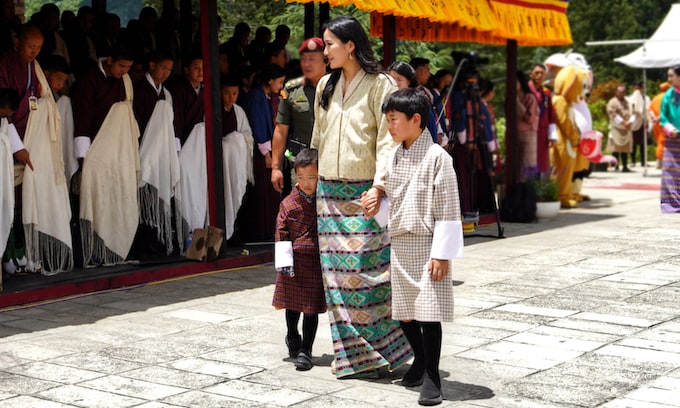 La reina de Bután y sus hijos