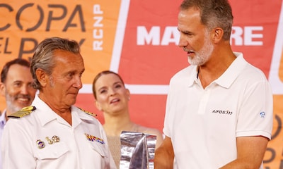 Felipe VI recoge con orgullo su trofeo de subcampeón en la Copa del Rey MAPFRE de Vela