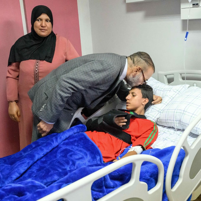 Mohamed VI visita a los heridos del terremoto en el hospital y dona sangre