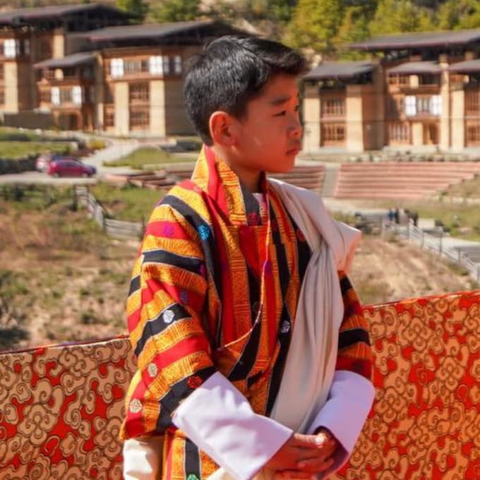 El príncipe dragón de Bután, el heredero al trono más joven del mundo, preside un acto en solitario a sus 7 años