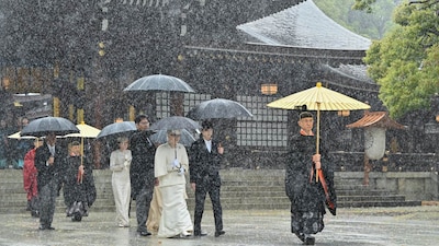 Los cuatro emperadores de Japón, en una ceremonia centenaria pasada por agua