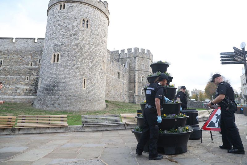  EUGENIA DE YORK Y JACK BROOKSBANK, BODA Y NACIMIENTO DE SU HIJO - Página 2 Windsor-prep-cordon-5-a