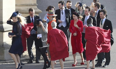 FOTOGALERÍA: El viento dificulta la entrada de algunas invitadas a la boda