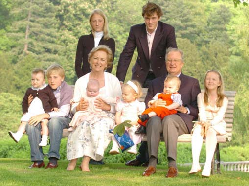 El rey Alberto y la reina Paola de los belgas se rodean de sus nietos en sus últimas fotos oficiales