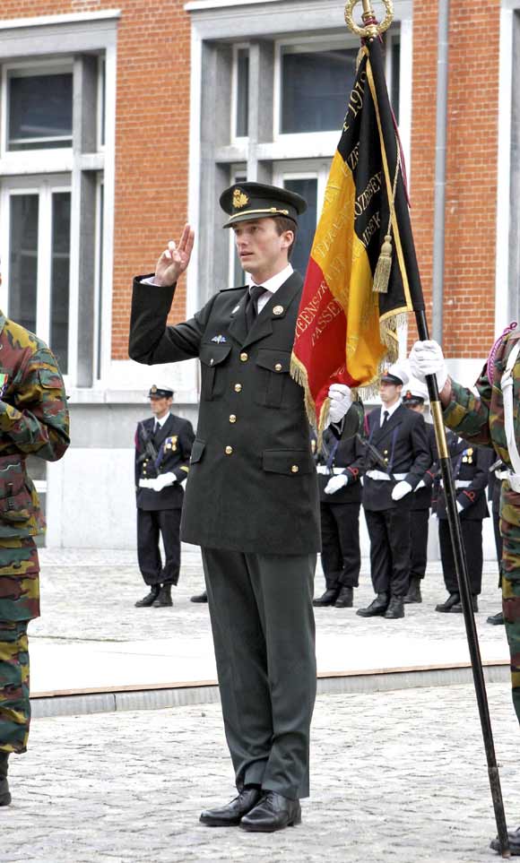 Amadeo de Bélgica jura bandera como oficial del Ejército