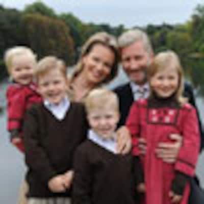 Nuevo posado oficial de los príncipes Felipe y Matilde de los belgas con sus cuatro hijos