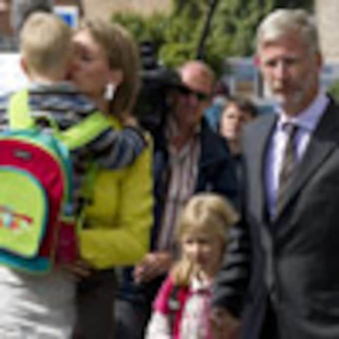 Matilde y Felipe de Bélgica acompañan a sus hijos en su primer día de colegio