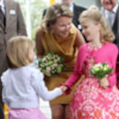 Matilde de Bélgica le enseña a su hija Elisabeth el oficio de princesa