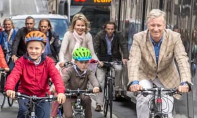Felipe y Matilde de los belgas y sus hijos se suben a la bicicleta