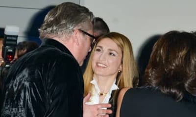 El simpático encuentro, con piropo incluido, del príncipe Laurent con Julie Gayet