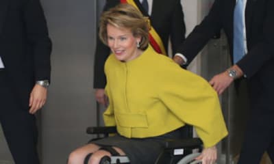 Matilde de Bélgica, una reina imparable en silla de ruedas y también con muletas