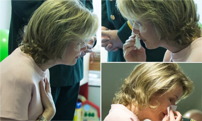 Matilde de Bélgica no puede evitar las lágrimas durante su visita a un hospital
