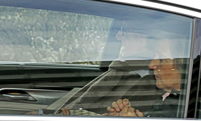 Alberto de Bélgica visita a su mujer, la reina Paola, en el hospital