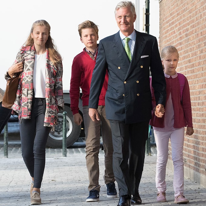 El rey Felipe de Bélgica acompaña a sus hijos en su primer día de clase