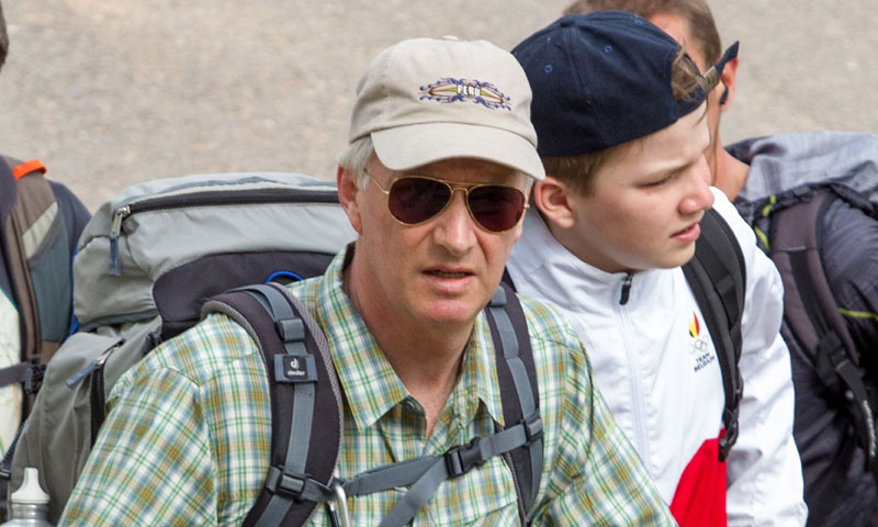 ¡Como unos peregrinos más! Los reyes de Bélgica realizan el Camino de Santiago