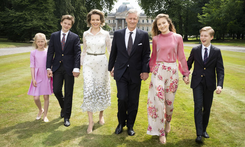 El último posado de Felipe y Matilde de Bélgica con sus hijos, ¿inspirado en otras fotografías reales?