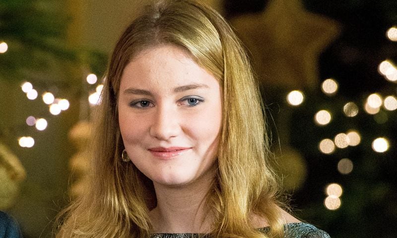 Elisabeth de Bélgica, una heredera que deslumbra vestida de largo por Navidad