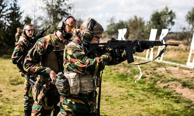Con traje de camuflaje y practicando tiro: Elisabeth de Bélgica ya ha comenzado sus entrenamientos militares