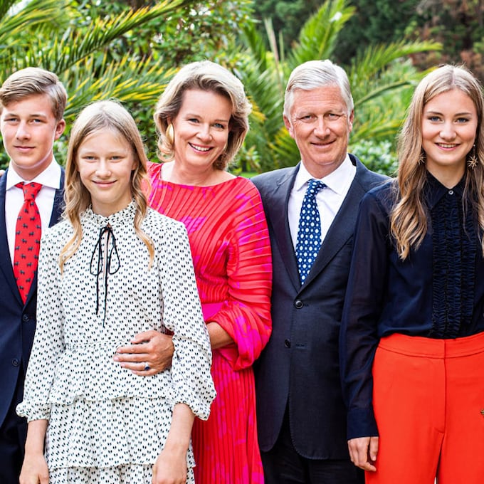 Felipe y Matilde de Bélgica felicitan la Navidad junto a sus cuatro hijos con una imagen inédita