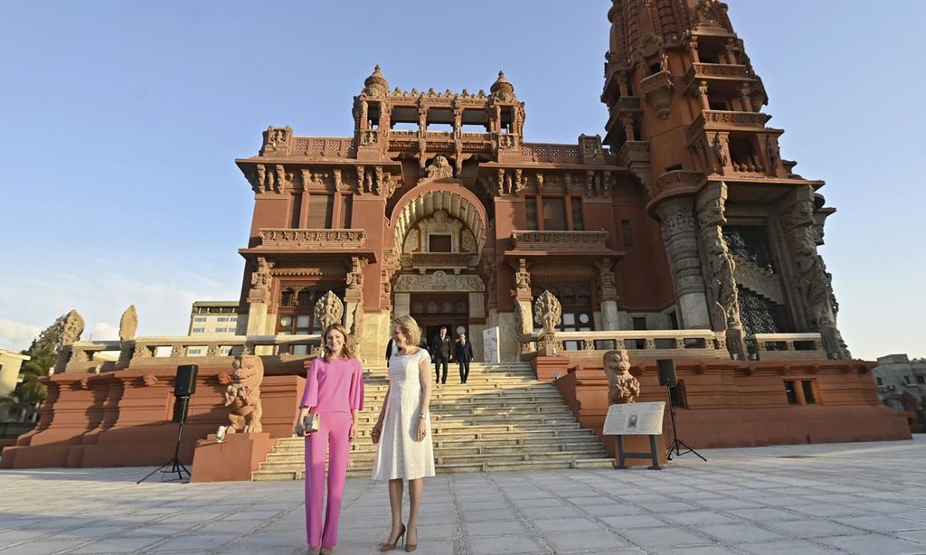 La reina Matilde y Elisabeth de los belgas inician un viaje a Egipto con mucha historia familiar