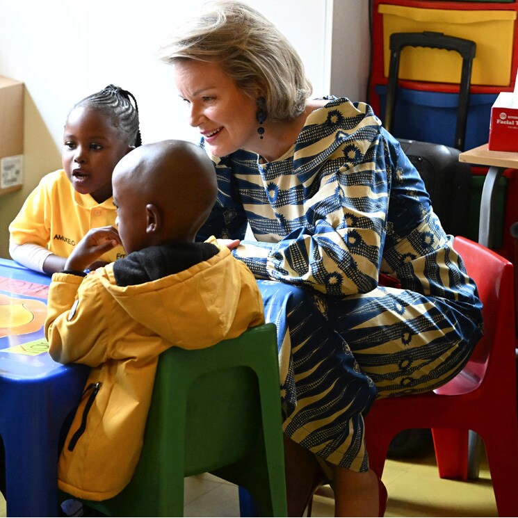 Matilde de Bélgica y su adorable visita a una guardería en Sudáfrica mientras su marido se sube al ¡monopatín!