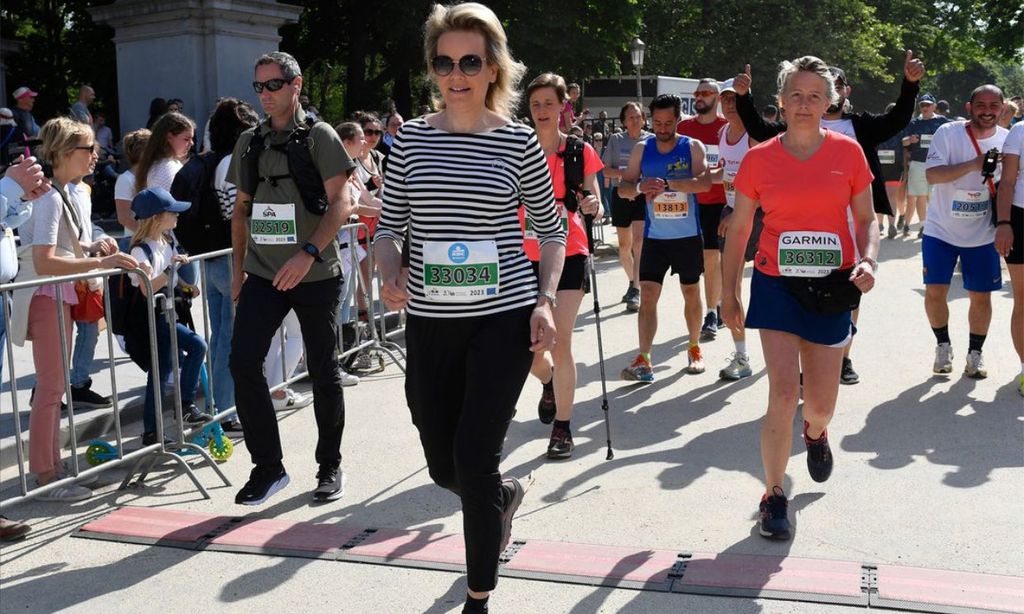 Matilde de los belgas, una reina muy en forma en una carrera junto a su hijo Emmanuel