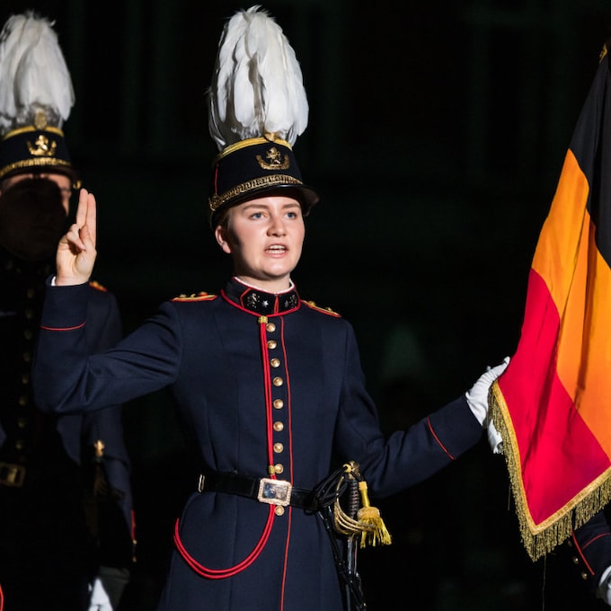 Elisabeth de Bélgica jura la Constitución un mes antes que la princesa Leonor en una solemne ceremonia militar