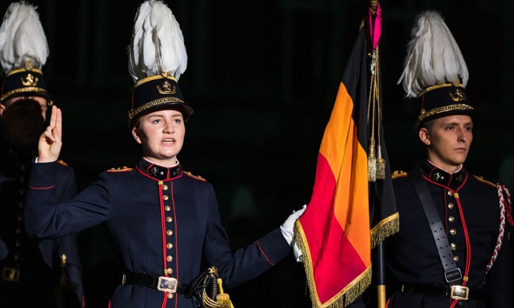 Elisabeth de Bélgica jura la Constitución un mes antes que la princesa Leonor en una solemne ceremonia militar