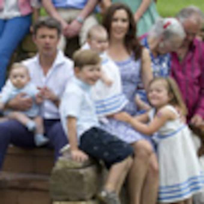 Los mellizos de los príncipes Federico y Mary protagonizan el posado estival de la familia real danesa