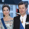 Las princesas Mary y Marie de Dinamarca 'rivalizan' en belleza durante una noche de gala