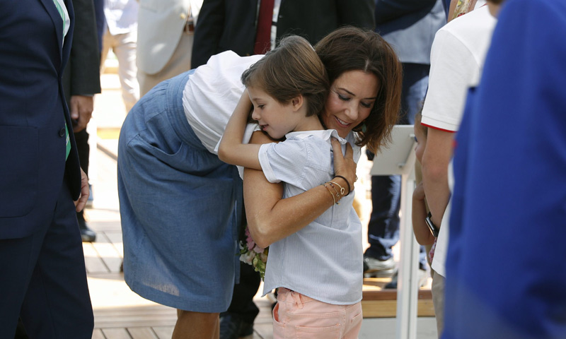 El cariñoso recibimiento del príncipe Henrik a su tía, Mary de Dinamarca, en Río 2016