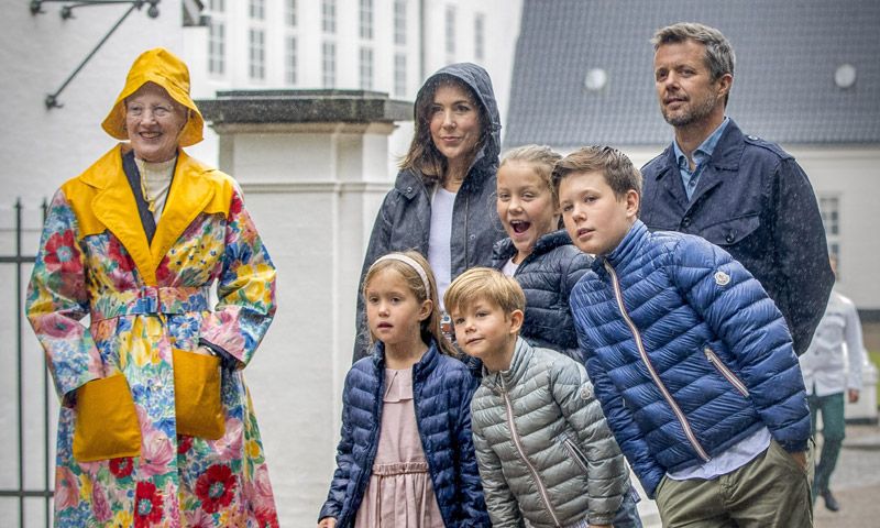 Margarita de Dinamarca, protagonista absoluta de la cita de verano en Gråsten con su vistoso chubasquero