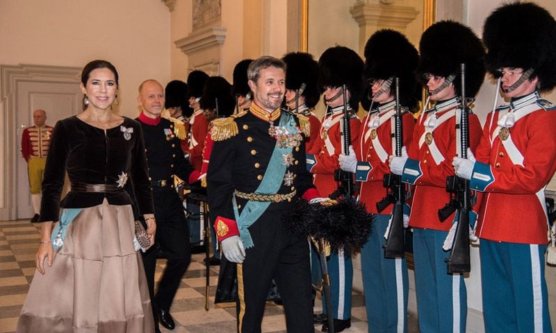 De gala en gala Federico y Mary de Dinamarca dan la bienvenida al Año Nuevo