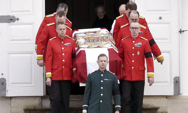 El féretro del príncipe Henrik llega a Copenhague y la Familia Real recibe el cariño de los daneses